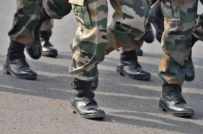 Gujjar-Bakarwal आदिवासी लोगों ने श्रीनगर के दागवान क्षेत्र में सेना अधिकारी पर हमले का आरोप लगाया Gujjar-Bakarwal आदिवासी लोगों ने श्रीनगर के दागवान क्षेत्र में सेना अधिकारी पर हमले का आरोप लगाया