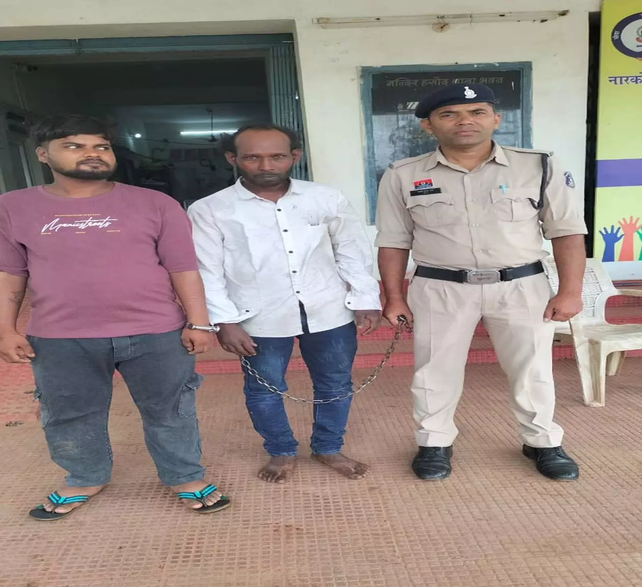 मंदिर हसौद में 6 किलो गांजा के साथ दो तस्कर गिरफ्तार, 61 हजार का माल जब्त मंदिर हसौद में 6 किलो गांजा के साथ दो तस्कर गिरफ्तार, 61 हजार का माल जब्त