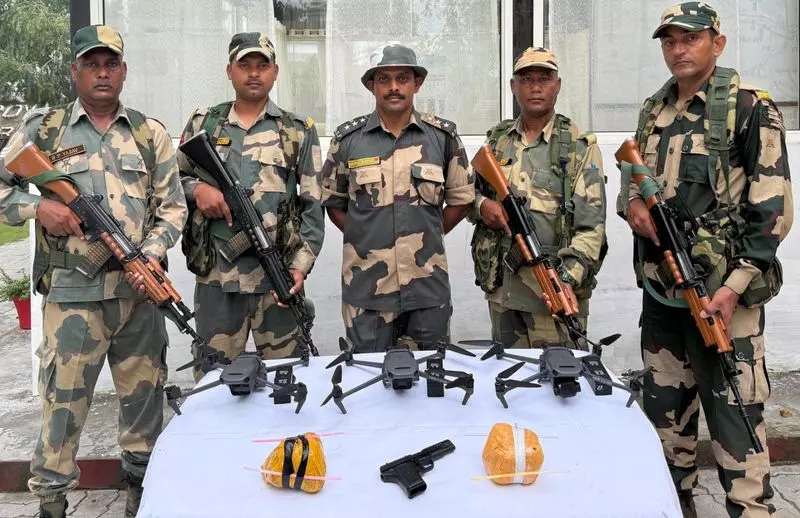 BSF ने भारत-पाक सीमा पर चार ड्रोन निष्क्रिय किए, पिस्तौल और हेरोइन जब्त BSF ने भारत-पाक सीमा पर चार ड्रोन निष्क्रिय किए, पिस्तौल और हेरोइन जब्त