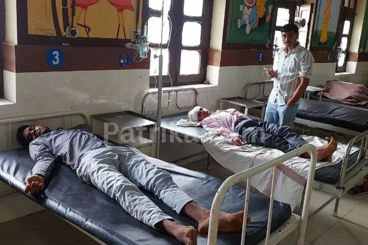 Ratlam: बैंड वाहन पर गिरा तार, चार लोग झुलसे Ratlam: बैंड वाहन पर गिरा तार, चार लोग झुलसे