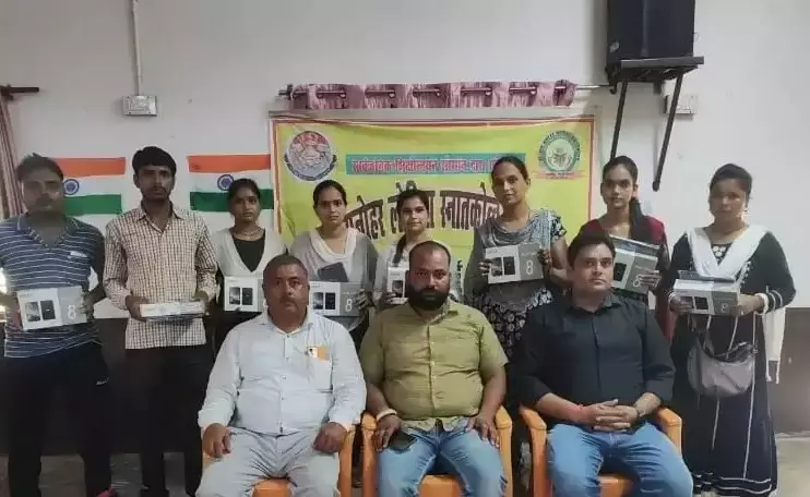 Hardoi: डिजिटल शिक्षा में टैबलेट की भूमिका महत्वपूर्ण: डॉ. शशिकांत Hardoi: डिजिटल शिक्षा में टैबलेट की भूमिका महत्वपूर्ण: डॉ. शशिकांत