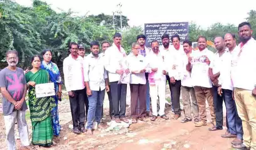 BRS सदस्यों ने बंदोबस्ती भूमि के पट्टे को तत्काल रद्द करने की मांग को लेकर विरोध प्रदर्शन किया BRS सदस्यों ने बंदोबस्ती भूमि के पट्टे को तत्काल रद्द करने की मांग को लेकर विरोध प्रदर्शन किया