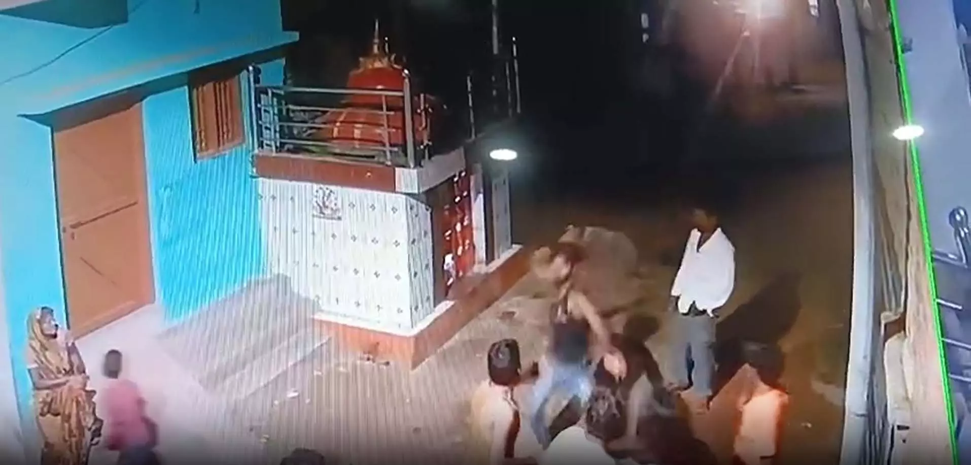 कसडोल में तलवार से हमला, पारिवारिक विवाद बना हिंसा की वजह, दहशत में लोग कसडोल में तलवार से हमला, पारिवारिक विवाद बना हिंसा की वजह, दहशत में लोग
