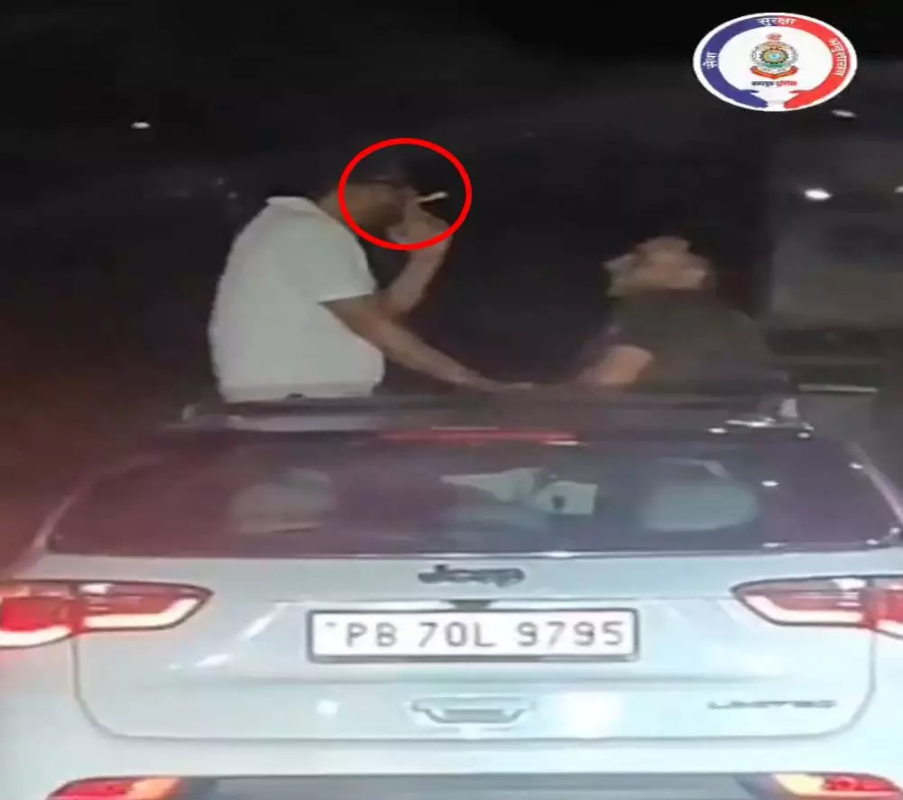 सनरूफ से बाहर निकलकर स्टंट और धूम्रपान करना पड़ा भारी, रायपुर पुलिस ने की कार्रवाई सनरूफ से बाहर निकलकर स्टंट और धूम्रपान करना पड़ा भारी, रायपुर पुलिस ने की कार्रवाई