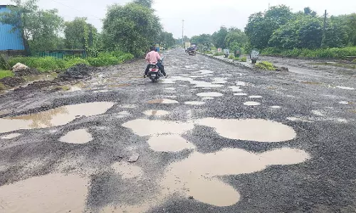 भिवंडी-वाड़ा रोड की बदहाल स्थिति से जनता त्रस्त भिवंडी-वाड़ा रोड की बदहाल स्थिति से जनता त्रस्त