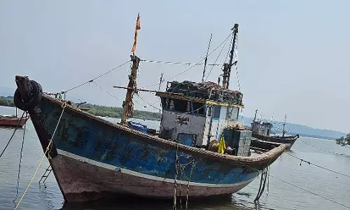 Maharashtra : नाव पलटने से तीन मछुआरे लापता, तलाश जारी Maharashtra : नाव पलटने से तीन मछुआरे लापता, तलाश जारी