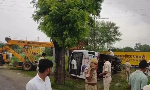 Jaipur: गड्ढे से बचने के चक्कर में बस ने दो बाइकों को मारी टक्कर, तीन घायल Jaipur: गड्ढे से बचने के चक्कर में बस ने दो बाइकों को मारी टक्कर, तीन घायल