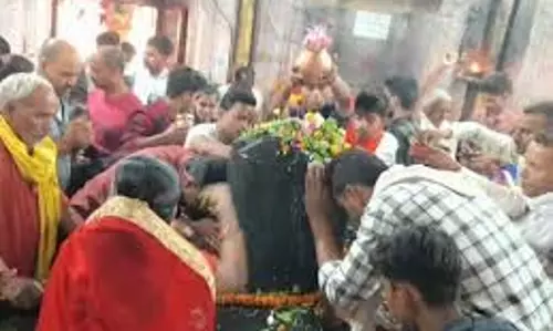 Up News : सावन के तीसरे सोमवार को मंदिरों में देर रात से ही उमड़े श्रद्धालु