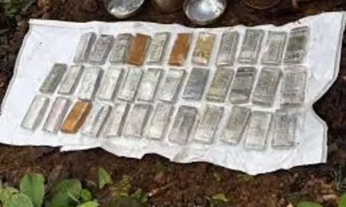 Jharkhand: नक्सली ठिकाने से 35 लाख रुपये नकद बरामद, हथियार खरीदने की थी योजना Jharkhand: नक्सली ठिकाने से 35 लाख रुपये नकद बरामद, हथियार खरीदने की थी योजना