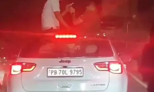 गोलबाजार इलाके में लड़कों का उत्पात, चलती कार की छत में बैठकर सिगरेट पीते दिखे गोलबाजार इलाके में लड़कों का उत्पात, चलती कार की छत में बैठकर सिगरेट पीते दिखे
