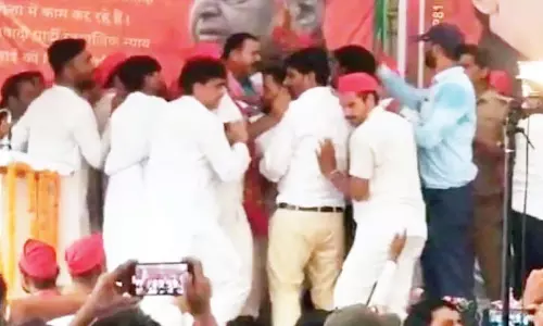 Aligarh : संविधान दिवस समारोह में मंच पर सपा कार्यकर्ताओं में हाथापाई