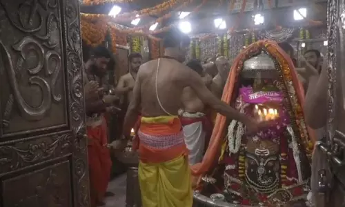 Sawan Third Somwar 2025:तीसरे सोमवार को शिवमय हुआ उज्जैन, भगवान गणेश के स्वरूप में दिखे महाकाल, हजारों श्रद्धालु पहुंचे Sawan Third Somwar 2025:तीसरे सोमवार को शिवमय हुआ उज्जैन, भगवान गणेश के स्वरूप में दिखे महाकाल, हजारों श्रद्धालु पहुंचे