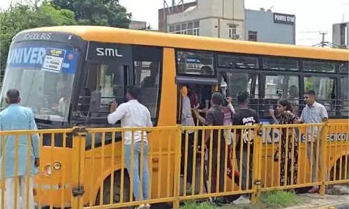 Haryana : सीईटी अभ्यर्थियों को ले जा रही बस खराब, जिला उपायुक्त मौके पर पहुंचे Haryana : सीईटी अभ्यर्थियों को ले जा रही बस खराब, जिला उपायुक्त मौके पर पहुंचे