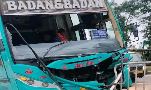 ड्राइवर को नींद आने पर यात्री बस डिवाइडर से टकराई, जशपुर में बड़ा हादसा ड्राइवर को नींद आने पर यात्री बस डिवाइडर से टकराई, जशपुर में बड़ा हादसा