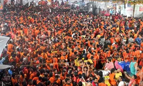 सावन की तीसरी सोमवारी पर देवघर में उमड़े शिवभक्त सावन की तीसरी सोमवारी पर देवघर में उमड़े शिवभक्त