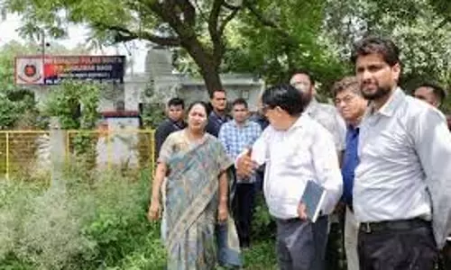 Delhi सीएम ने पीतमपुरा, शालीमार बाग पार्कों का निरीक्षण किया Delhi सीएम ने पीतमपुरा, शालीमार बाग पार्कों का निरीक्षण किया
