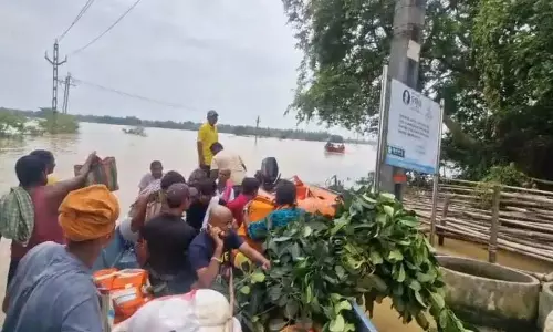 बालासोर में 90 गांवों का संपर्क टूटा, नावें बनीं जीवन रेखा बालासोर में 90 गांवों का संपर्क टूटा, नावें बनीं जीवन रेखा