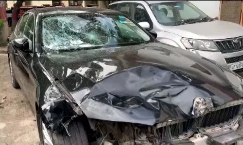 Noida: बीएमडब्ल्यू से टक्कर में 5 साल की बच्ची की मौत, 2 घायल Noida: बीएमडब्ल्यू से टक्कर में 5 साल की बच्ची की मौत, 2 घायल
