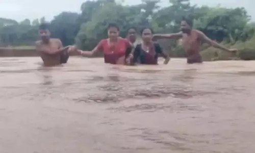 केंद्र में पहुंचने के लिए क्योंझर में नदी पार कर गई आंगनवाड़ी टीम