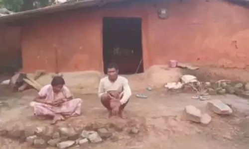 Odisha : बलांगीर में दंपत्ति ने नवजात बेटी को 20,000 रुपये में बेचा Odisha : बलांगीर में दंपत्ति ने नवजात बेटी को 20,000 रुपये में बेचा