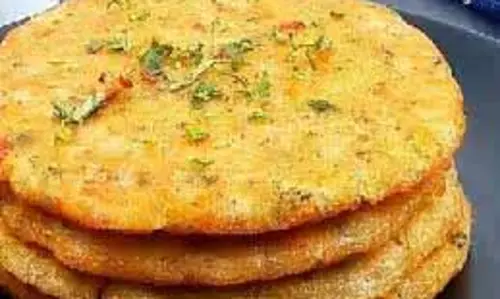Chawal ka Cheela Recipe: बचे हुए चावल से बनाएं टेस्टी और हेल्दी चीला Chawal ka Cheela Recipe: बचे हुए चावल से बनाएं टेस्टी और हेल्दी चीला
