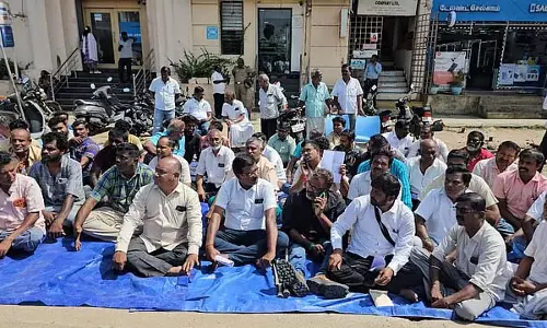 अविनाशी में सड़क किनारे अतिक्रमण के कारण मौतों का सिलसिला: कार्रवाई की मांग को लेकर अनशन अविनाशी में सड़क किनारे अतिक्रमण के कारण मौतों का सिलसिला: कार्रवाई की मांग को लेकर अनशन