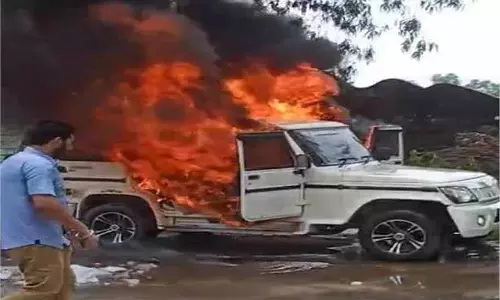 Punjab: बोलेरो गाड़ी में अचानक लगी आग, नजारा देख घबरा गए लोग Punjab: बोलेरो गाड़ी में अचानक लगी आग, नजारा देख घबरा गए लोग