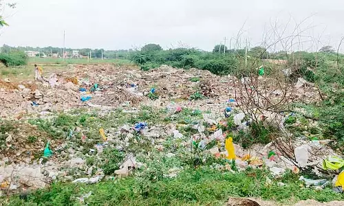 स्कूल के पास कूड़े का ढेर: रास्ते में भी बदबू स्कूल के पास कूड़े का ढेर: रास्ते में भी बदबू