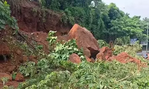 कडाबा क्षेत्र में भूस्खलन से NH-75 मार्ग पर यातायात ठप, राहत कार्य जारी