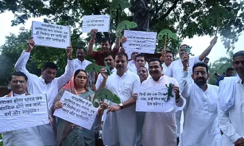 MP मानसून सत्र का पहला दिन: कांग्रेस विधायकों ने खिलौना गिरगिट के साथ किया प्रदर्शन