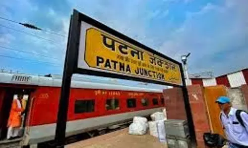 पटना में भारी बारिश से रेल यातायात ठप, कई ट्रेनें रास्ते में रोकी गईं पटना में भारी बारिश से रेल यातायात ठप, कई ट्रेनें रास्ते में रोकी गईं