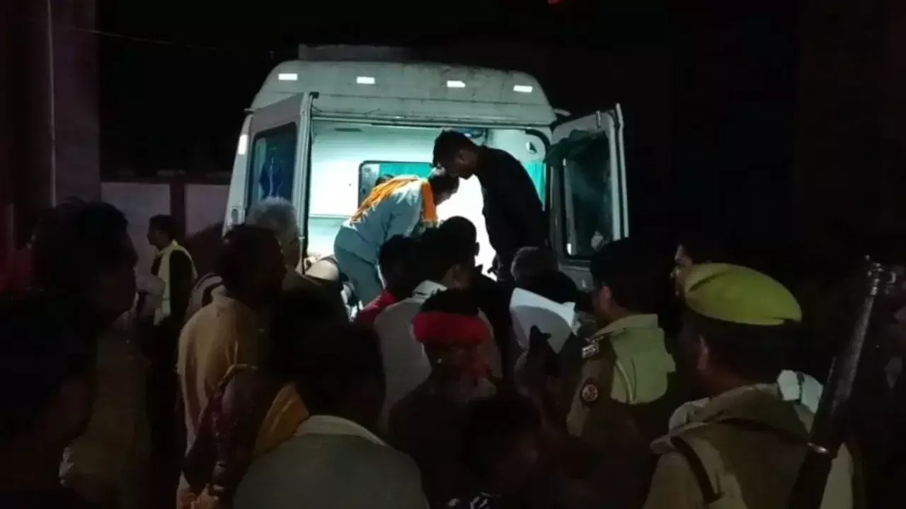 Barabanki: मंदिर में गिरे बिजली तार से मची भगदड़, दो की मौत Barabanki: मंदिर में गिरे बिजली तार से मची भगदड़, दो की मौत