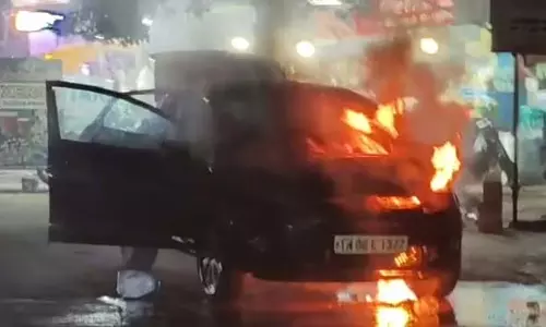 अंबूर रोड पर कार में अचानक लगी आग, मची अफरा-तफरी