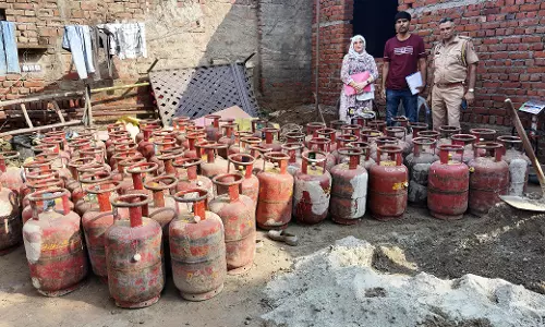 Jaipur: घरेलू गैस सिलेंडरों की अवैध रीफिलिंग पकड़ी गई, 80 सिलेंडर जब्त Jaipur: घरेलू गैस सिलेंडरों की अवैध रीफिलिंग पकड़ी गई, 80 सिलेंडर जब्त