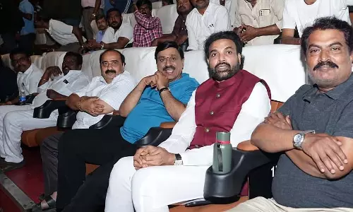 Bellary : रेड्डी-रामुलु ने किरीटी अभिनीत फिल्म जूनियर देखी Bellary : रेड्डी-रामुलु ने किरीटी अभिनीत फिल्म जूनियर देखी