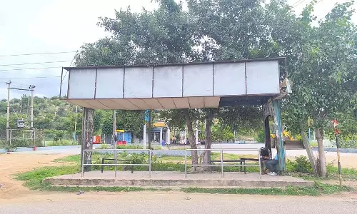 सड़क किनारे बस का इंतजार: विधायक की लापरवाही, यात्रियों का हंगामा सड़क किनारे बस का इंतजार: विधायक की लापरवाही, यात्रियों का हंगामा
