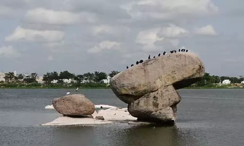 Hyderabad में मानसून के कारण जलस्तर बढ़ने से शहर की झीलें लबालब हो गईं Hyderabad में मानसून के कारण जलस्तर बढ़ने से शहर की झीलें लबालब हो गईं