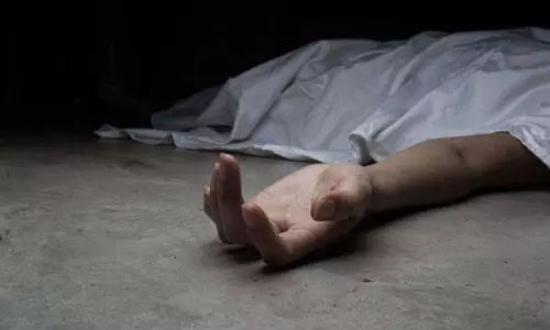 महिला का शव खून से लथपथ मिला, पति फरार