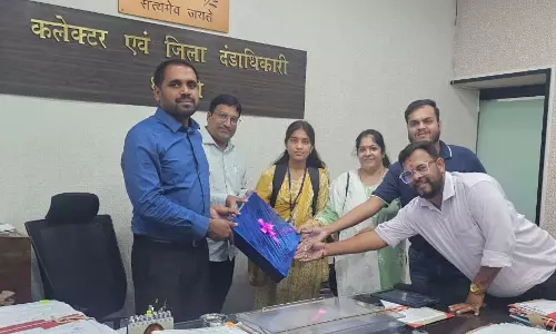 कलेक्टर ने होनहार छात्रा ऐश्वर्या को दिया डिजिटल सहयोग कलेक्टर ने होनहार छात्रा ऐश्वर्या को दिया डिजिटल सहयोग