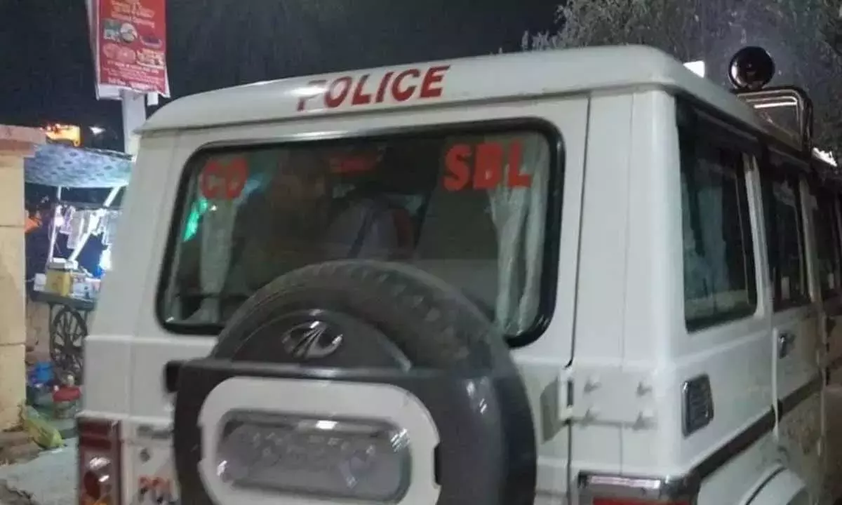 Andhra: पुलिस ने आत्महत्या का प्रयास कर रहे आदिवासी युवक को बचाया
