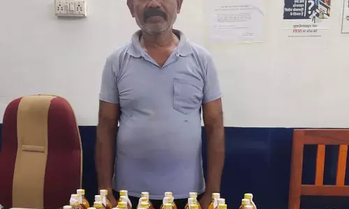 पुलिस को देखकर शख्स घबराया, बोरी की तलाशी से शराब जब्त
