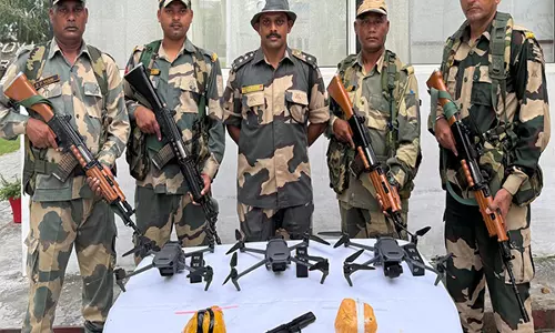 BSF ने पंजाब सीमा पर हेरोइन और पिस्तौल के साथ चार ड्रोन बरामद किए