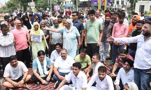 Jalandhar: आरोपियों को पकड़ने में पुलिस की नाकामी पर युवक की सड़क जाम कर हत्या Jalandhar: आरोपियों को पकड़ने में पुलिस की नाकामी पर युवक की सड़क जाम कर हत्या
