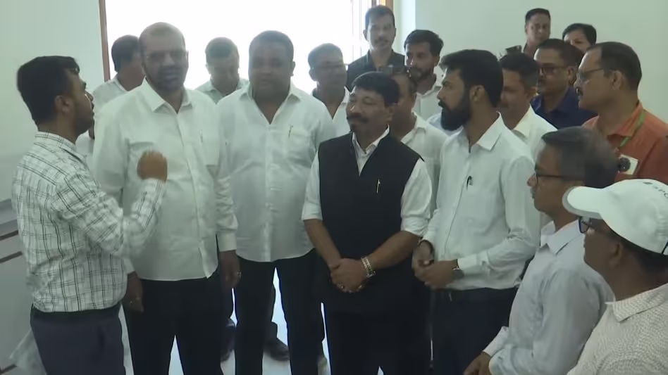 Assam  के मंत्री ने गुवाहाटी में 100 करोड़ रुपये के स्वाहिद स्मारक क्षेत्र की प्रगति की समीक्षा की
