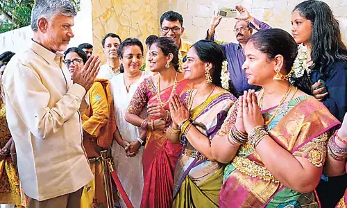 Andhra : मुख्यमंत्री नायडू का सिंगापुर में बसे तेलुगु समुदाय ने भव्य स्वागत किया Andhra : मुख्यमंत्री नायडू का सिंगापुर में बसे तेलुगु समुदाय ने भव्य स्वागत किया