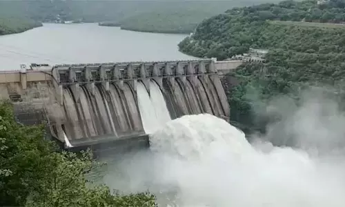 Andhra : श्रीशैलम जलाशय में बाढ़ का प्रवाह दो गेट खोले गए और पानी छोड़ा गया Andhra : श्रीशैलम जलाशय में बाढ़ का प्रवाह दो गेट खोले गए और पानी छोड़ा गया
