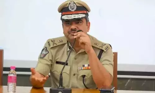 Andhra : विशाखापत्तनम पुलिस कमिश्नर ने आधी रात के बाद पुलिस थानों का निरीक्षण किया Andhra : विशाखापत्तनम पुलिस कमिश्नर ने आधी रात के बाद पुलिस थानों का निरीक्षण किया