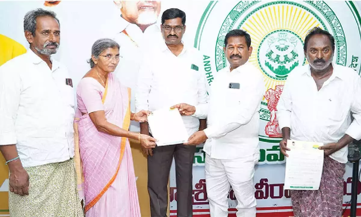 Andhra: 72 लाख रुपये के सीएमआरएफ चेक वितरित
