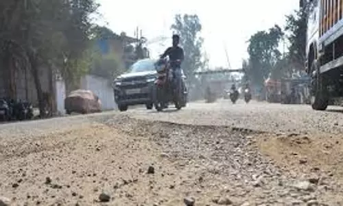 Farrukhabad: गड्ढे, गोवंश और घटिया निर्माण से जानलेवा बनी सड़कें