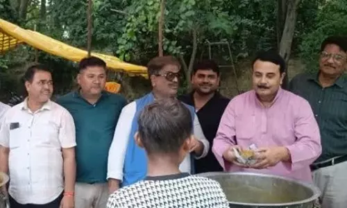 Farrukhabad: कांवड़ियों का श्रंगीरामपुर में भंडारा, अरविन्द प्रताप सिंह रहे मौजूद